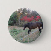 Bruin paard in rode herfstbomen ronde button 5,7 cm (Voorkant)