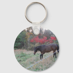 Bruin paard in rode herfstbomen sleutelhanger