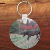 Bruin paard in rode herfstbomen sleutelhanger (Voorkant)