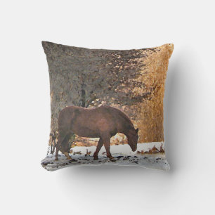 Bruin Paard in Winter Dier Outdoor Kussen