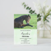  bruin paard Laying in the Grass Invitation Briefkaart (Staand voorkant)