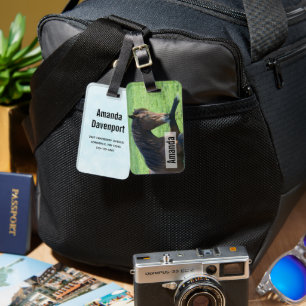 bruin paard lekt in gras bagagelabel