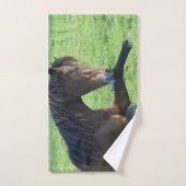 bruin paard lekt in gras handdoek (Handdoek)
