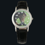 bruin paard lekt in gras horloge<br><div class="desc">Een horloge met een mooie foto met een mooi bruin paard dat in het gras ligt en er vredig en tevreden uitziet.</div>