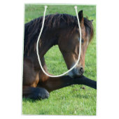  bruin paard lekt in gras medium cadeauzakje (Achterkant)