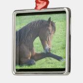  bruin paard lekt in gras metalen ornament (Links)