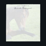 bruin paard lekt in gras notitieblok<br><div class="desc">Een notitieblok met een mooie foto met een mooi bruin paard dat in het gras ligt en er vredig en inhoudelijk uitziet.</div>