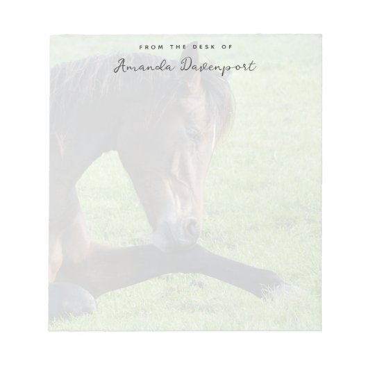  bruin paard lekt in gras notitieblok (Voorkant)