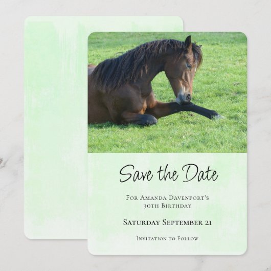 bruin paard lekt in gras save the date (Voorkant / Achterkant)