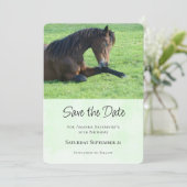bruin paard lekt in gras save the date (Staand voorkant)