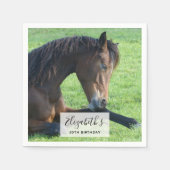  bruin paard lekt in gras servet (Voorkant)