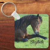  bruin paard lekt in gras sleutelhanger (Voorkant)