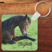  bruin paard lekt in gras sleutelhanger (Achterkant)