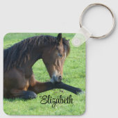  bruin paard lekt in gras sleutelhanger (Achterkant)