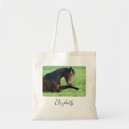  bruin paard lekt in gras tote bag (Voorkant)