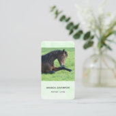  bruin paard lekt in gras visitekaartje (Staand voorkant)