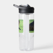 bruin paard lekt in gras waterfles (Rechts)