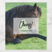 bruin paard lekt in gras wijn etiket (Enkel label)