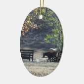 Bruin paard loopt door het hek keramisch ornament (Links)