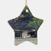 Bruin paard loopt door het hek keramisch ornament (Rechts)