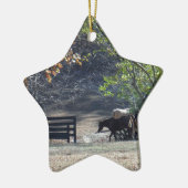 Bruin paard loopt door het hek keramisch ornament (Links)