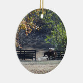 Bruin paard loopt door het hek keramisch ornament (Rechts)