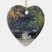 Bruin paard loopt door het hek keramisch ornament (Rechts)