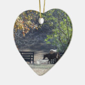 Bruin paard loopt door het hek keramisch ornament (Links)