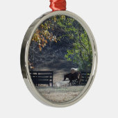 Bruin paard loopt door het hek metalen ornament (Rechts)