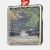 Bruin paard loopt door het hek metalen ornament (Links)