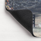 Bruin paard loopt door het hek muismat (Hoek)