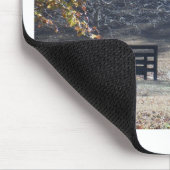 Bruin paard loopt door het hek muismat (Hoek)