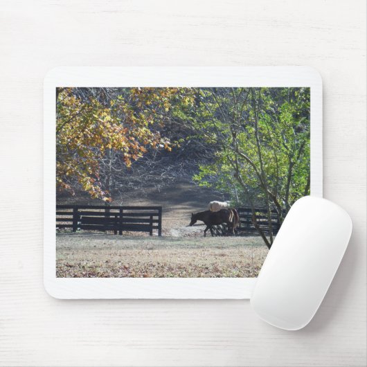 Bruin paard loopt door het hek muismat (Met muis)