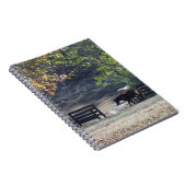 Bruin paard loopt door het hek notitieboek (Rechterzijde)