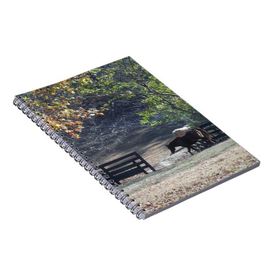 Bruin paard loopt door het hek notitieboek (Rechterzijde)