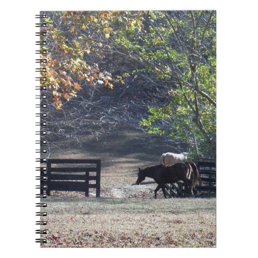 Bruin paard loopt door het hek notitieboek (Voorkant)