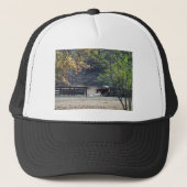 Bruin paard loopt door het hek trucker pet (Voorkant)