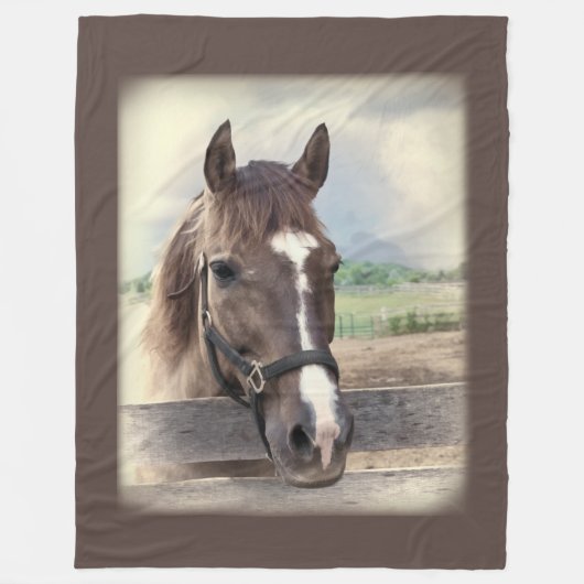 Bruin paard met Halter Fleece Deken (Voorkant)