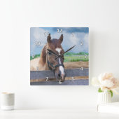 Bruin paard met Halter Vierkante Klok (Huis)