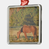 Bruin paard met pijnbomen metalen ornament (Links)