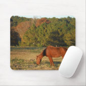 Bruin paard met pijnbomen muismat (Met muis)