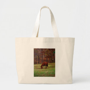 Bruin paard met witte neus aan Bossen rand Grote Tote Bag