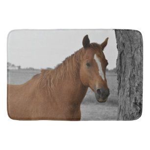 Bruin Paard met Zwarte en Witte Achtergrond Badmat