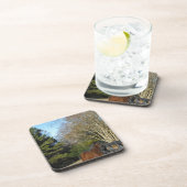 Bruin paard tegen een hek bier onderzetter (Rechterzijde)