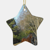 Bruin paard tegen een hek keramisch ornament (Links)