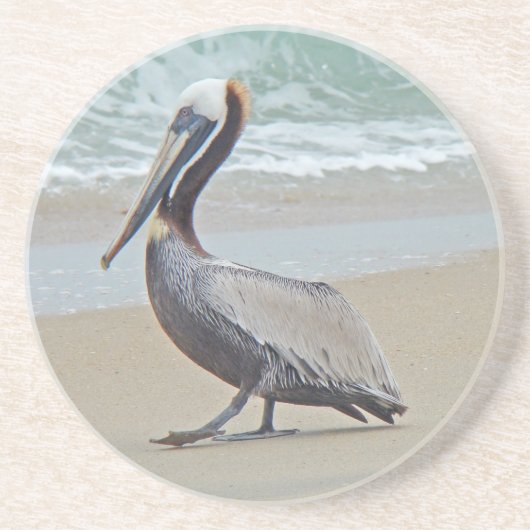 Bruin Pelican op strand Zandsteen Onderzetter (Voorkant)