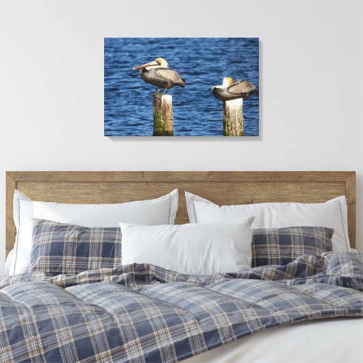 Bruin Pelican Pair die op posts Canvas drukt (Insitu (Slaapkamer))