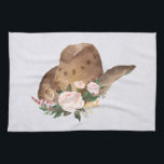 Bruin Pet van Cowgirl met roze bloemen Theedoek<br><div class="desc">Een keukenhanddoek met een schattig ontwerp gemaakt met waterverven met een bruin cowgirl pet met een bouquet roze bloemen op de rand.</div>