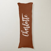 Bruin roestnaamscript lichaamskussen (Voorkant Verticaal)