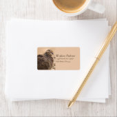 Bruin rouwende hond met kop beige etiket (Insitu)